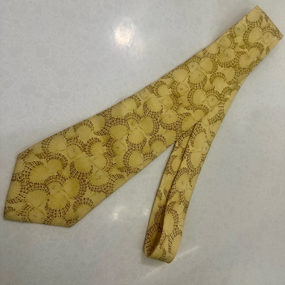 Chanel Gold/Yellow Seashell Necktie 👔 w CC logo detail throughout